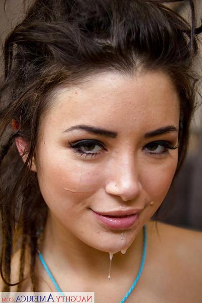 15P La hermosa morena Daisy Haze hace una mamada jugosa y descuidada en la cámara