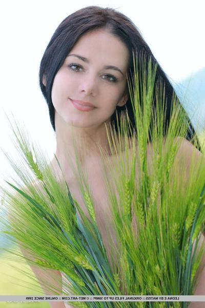 18P Linda morena adolescente Leona E revelando grandes seios naturais ao ar livre em campo