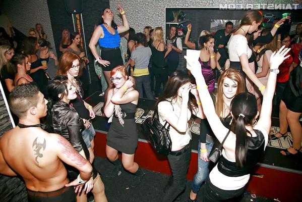 16P Cock hungry amateur babes giving blowjobs at the hardcore CFNM party