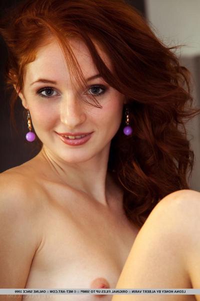 18P A gata adolescente ruiva Leona Honey expõe uma bela bunda e buceta para espalhar glamour