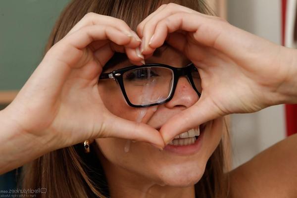 16P かわいい女子高生ライリー・リードがハードコアに犯されて顔射される