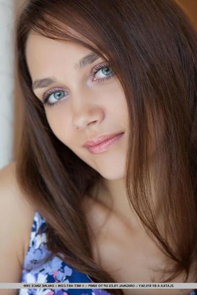 18P Irresistible Euro babe Zlatka A enjoys showing off her tight body