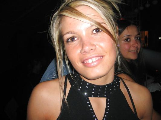 24P Une ado blonde mignonne qui se salit en vacances