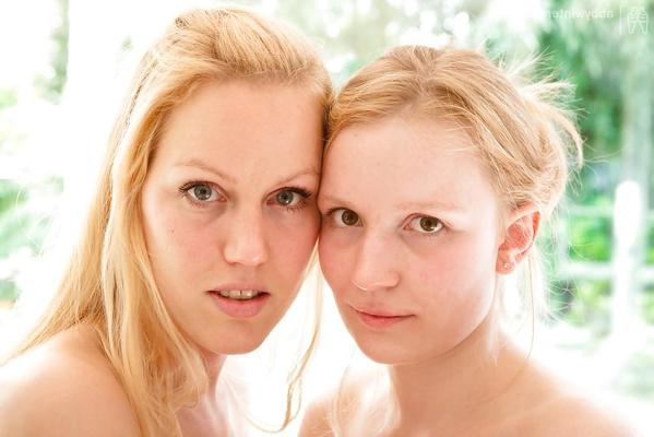 16P Les jeunes filles blondes Misha et Noa font un doux amour lesbien et lèchent le clitoris.