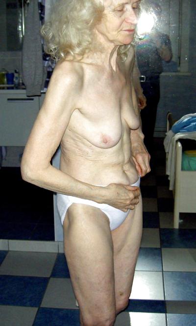 25P GRANNY  JOSEE  in the bathroom