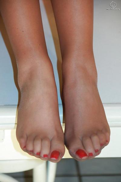 16P Valentina, jolie fille aux jambes lingues, veut devenir un modèle fétichiste des pieds.