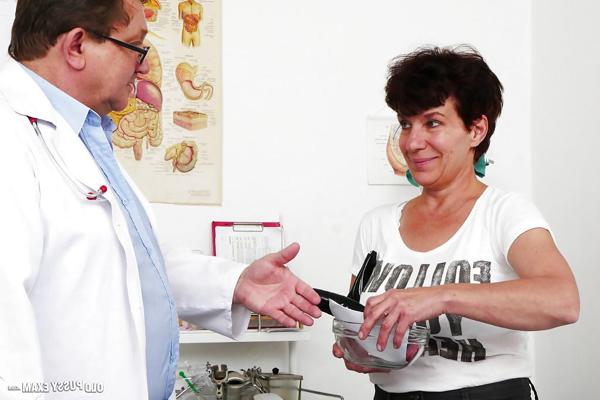 16P Dame mature laide en tuyau ayant la chatte poilue examinée par un médecin gynécologue