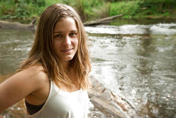 16P Maika loira safada amadora fazendo xixi e se masturbando na buceta peluda