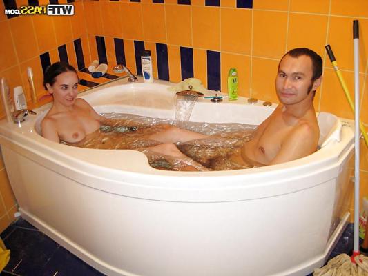 16P Sexy amateur gives a deepthroat and gets her toes licked in the bath