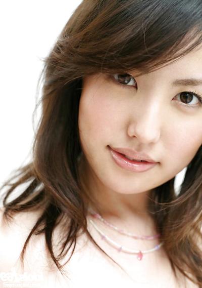 13P Das heiße asiatische Babe Takako Kitahara enthüllt ihre großen Titten und ihre haarige Muschi