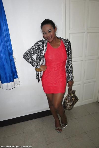 16P Der thailändische Ladyboy Jasmine mit den großen Titten wird im Doggystyle von einem großen harten Schwanz gefickt
