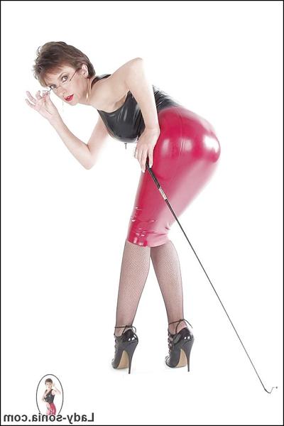 15P Lusty mature fetish lady posing in provocative latex outfit