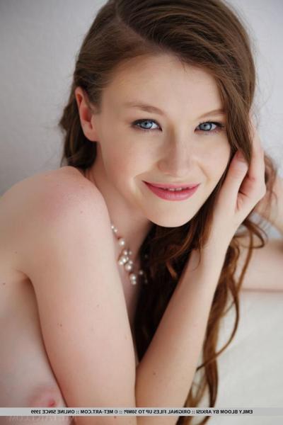18P La brune Emily Bloom libère ses petits seins de jeune et sa chatte chauve de sa lingerie.