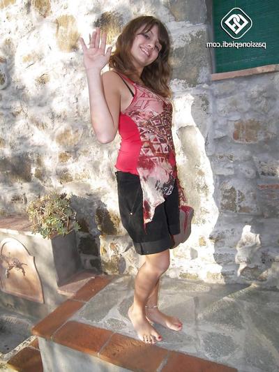 16P Outdoor photoshoot with the best girl Ann Aluce and her sexy feet