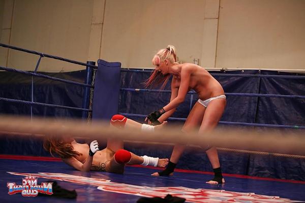 16P Sportliche lesbische Mädels haben im Ring etwas nicht-nackten Catfight-Spaß