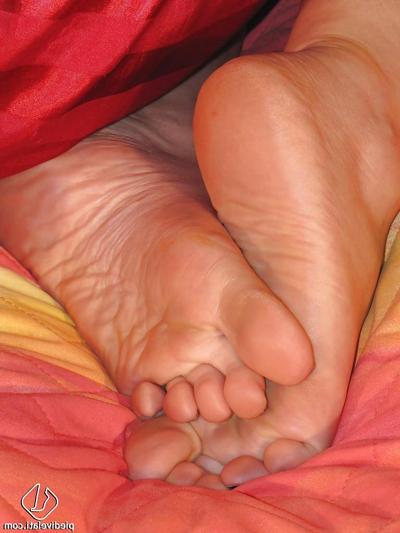 16P La salope blonde Marlene adore le fétichisme des pieds et son nouveau pyjama.