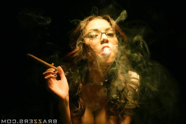16P Nena de grandes tetas Adrenalynn fumando y metiéndose los dedos en el coño en uniforme