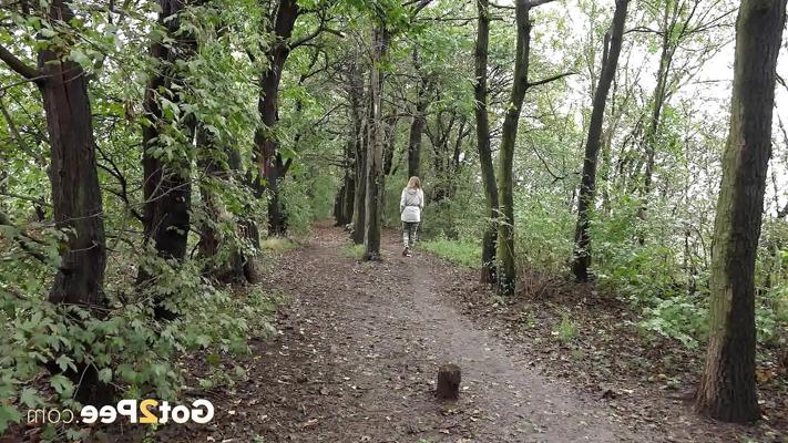 15P Solo girl Barbe pulls down her pants to pee in the forest