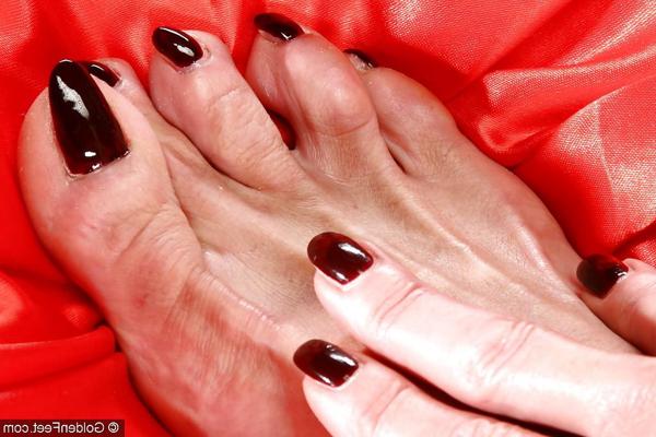16P Lady Sarah, une femme britannique vêtue de bas, ayant exposé sa chatte et son anus stimulés.