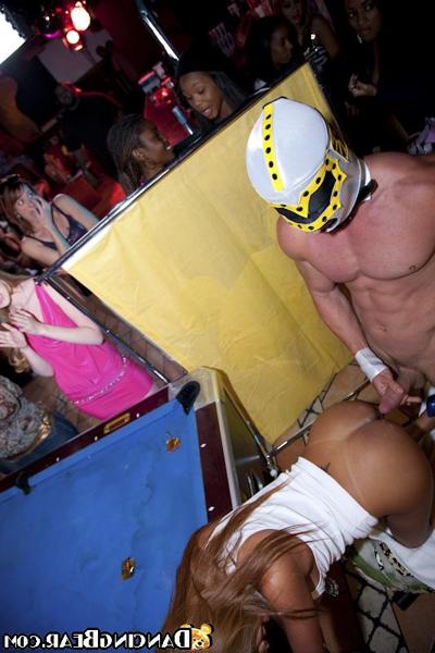 16P Auf der verrückten Party in Kleidung gibt es sexy Babes mit großen Titten, die Blowjobs geben