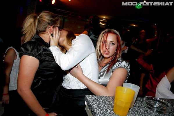 16P Des filles amateurs coquines montrent leurs talents de pipe lors d'une soirée ivre.