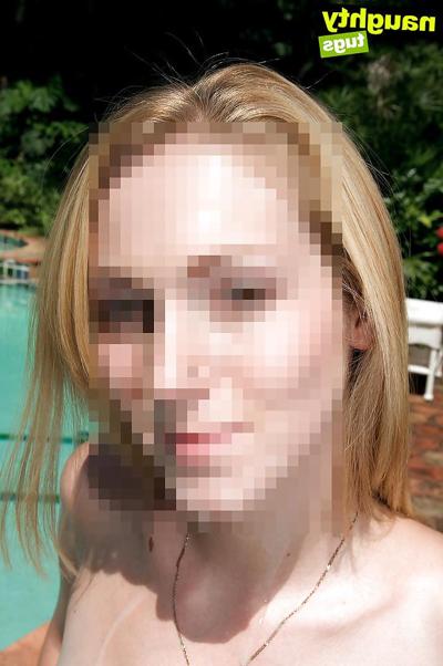 16P Blondes Mädchen April Shay gibt Handjob am Pool und masturbiert