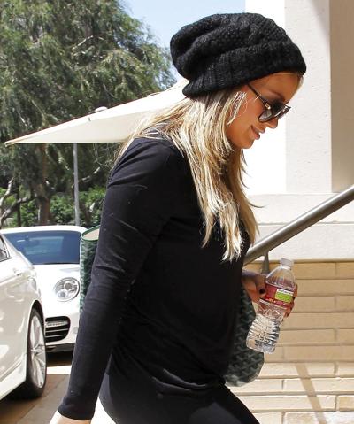 25P Hilary Duff butin en pantalon moulant chez Barneys à Beverly Hills