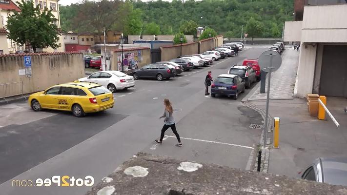 15P La joven rubia suzzie mostrando los labios de su coño y su culo sexy y meando en público