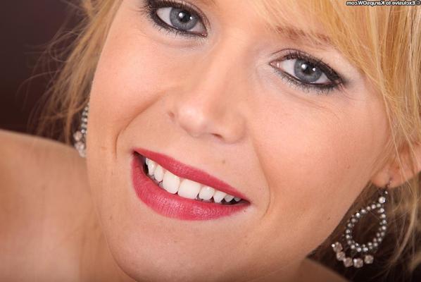 12P Darcy Tyler, une MILF blonde aux pieds nus, enlève sa petite robe noire pour poser nue.