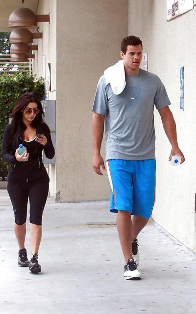 4P Kim Kardashian verlässt ein Fitnessstudio in Los Angeles