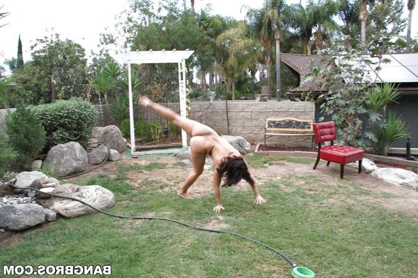 16P Fatty chick with dark hair shows her acrobatic skills outdoors