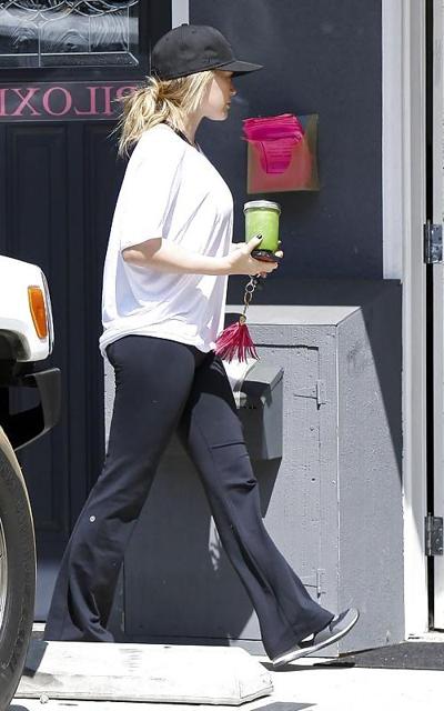 6P Hilary Duff ging in ein Fitnessstudio in Los Angeles