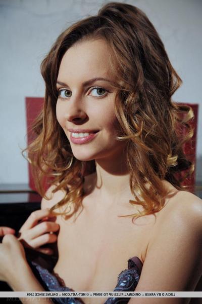 18P La modelo glamorosa europea lucia d mostrando sus pequeñas tetas en medias sexys
