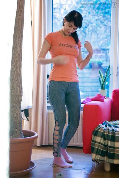 16P Brunette débutante habillant sa chatte poilue avec une culotte et un jean.
