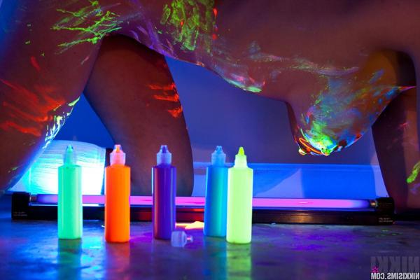 15P Die blonde Amateurin Nikki Sims trägt sexy Höschen mit heißen, leuchtenden Brustwarzen