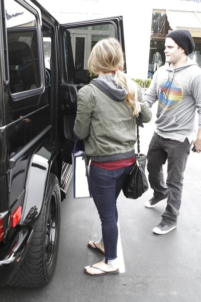 12P Hilary Duff - en jeans lors d'une sortie à Los Angeles