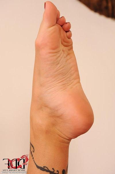 16P Modèle de tatouage aux longues jambes avec de gros seins naturels libérant les pieds nus sexy des talons.