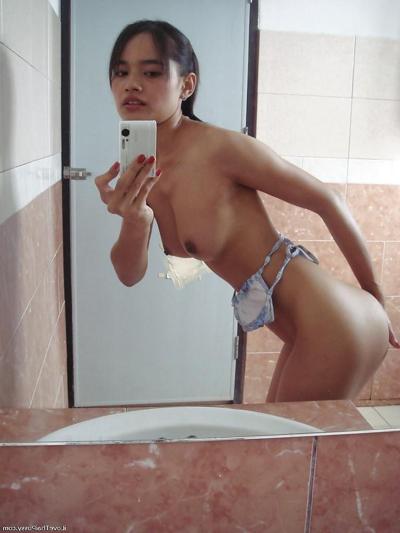 16P Douce asiatique exposant ses jolis seins et doigtant sa chatte poilue