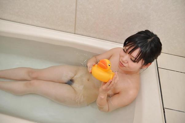 16P In der Bad-Posing-Szene ist das asiatische Teenie-Babe mit kleinen Titten Mina Yoshii zu sehen