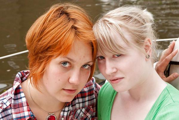 16P Простенькие девчонки Далия и Сатина участвуют в лесбийской сцене и поедают киску