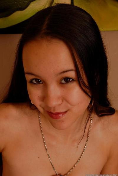 16P La petite bombasse asiatique Amai Liu se déshabille pour une séance de masturbation.