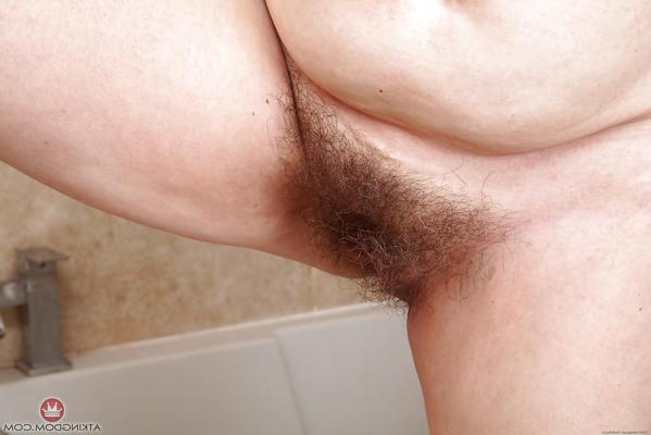 16P Mujer madura de pelo corto christina x mostrando su gran trasero blanco en la bañera
