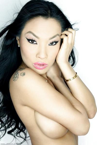 14P Ravissante renarde asiatique avec des nichons ronds posant en lingerie sexy