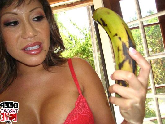 16P MILF asiatique avec de gros nichons, Ava Devine, s'amusant.