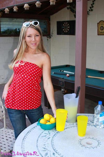 20P Bilder von Aaliyah Love, die dir etwas Süßes schenkt