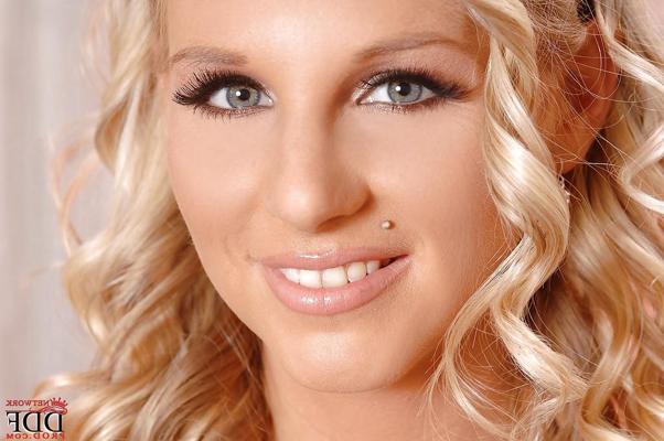 16P Lusty bunny babe in stockings Barbie Night toying her shaved slit