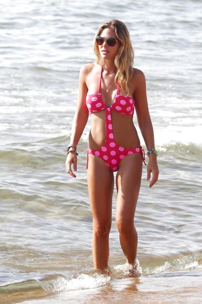10P Ilary Blasi monokini à polka rose candid à Sabaudia Italie
