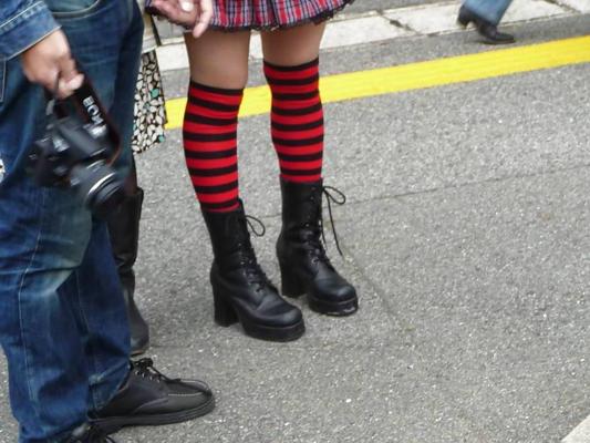 10P Candids Japonais - Pieds Dans La Rue 12