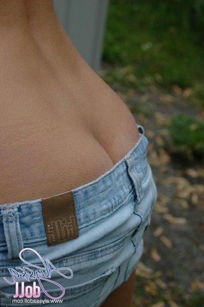 15P Pictures of Alyssa Doll flashing her tits outside