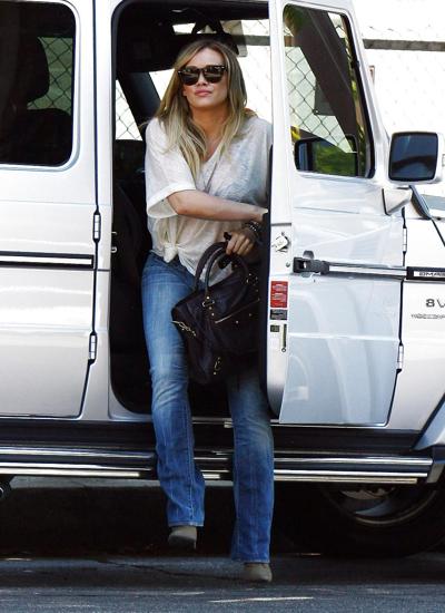 22P Hilary Duff voit à travers son soutien-gorge avec Haylie à Los Angeles